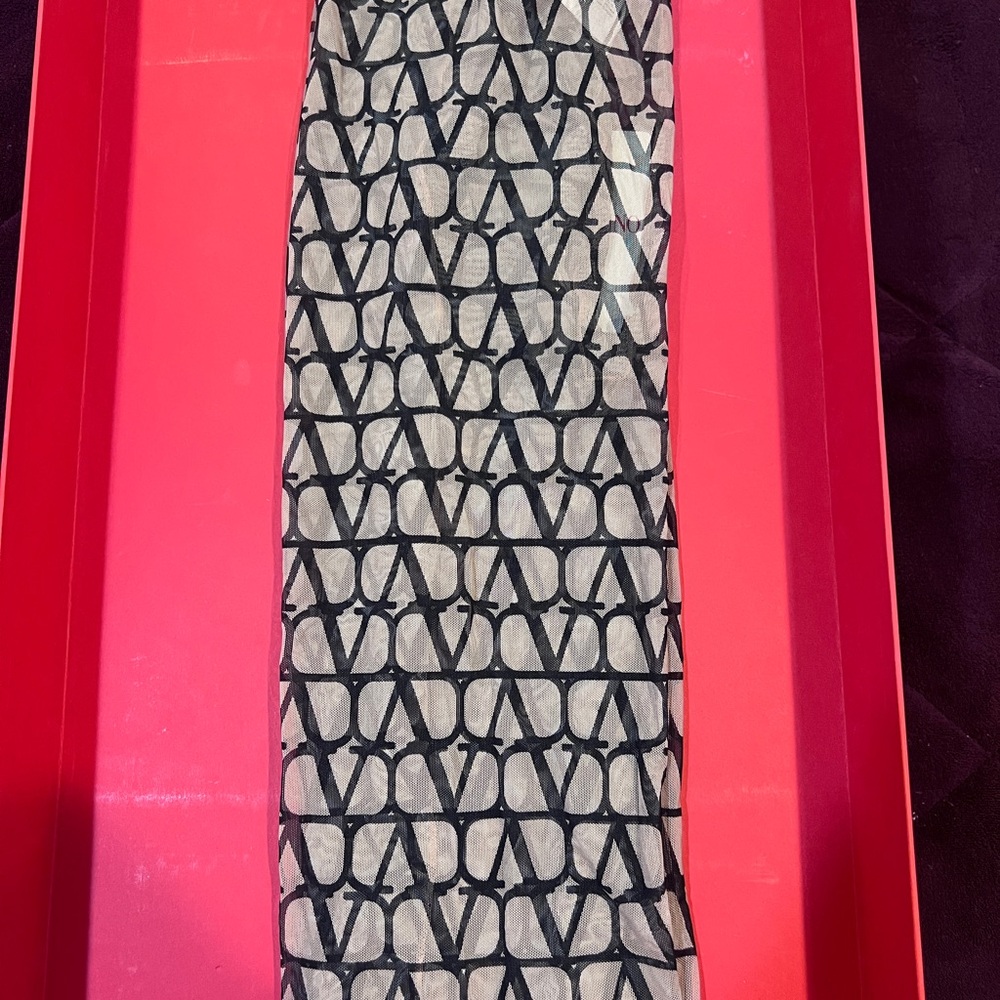 Valentino Garavani Geometric Patterned Hosiery in Black and Cream - Picture 2 of 7